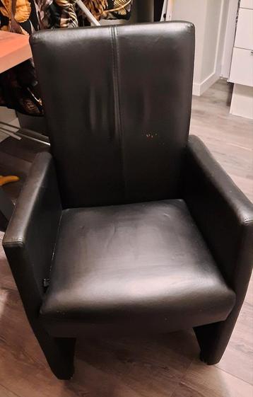 Aangeboden zwarte leren stoelen. beschikbaar voor biedingen