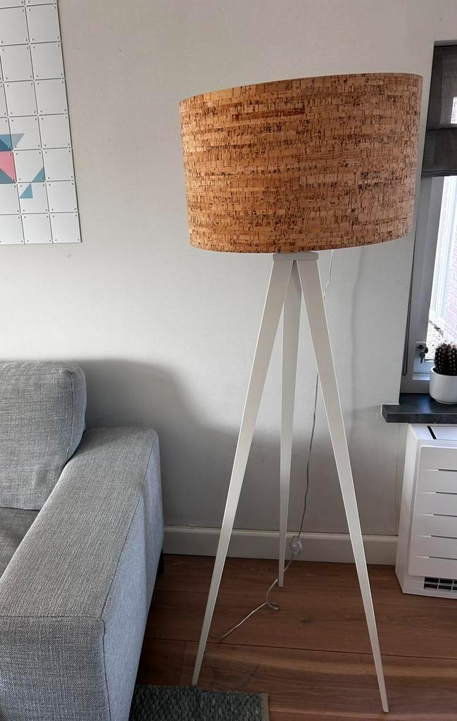 prachtige staande lamp Zuiver met kurk van Loods 5 izgs, Huis en Inrichting, Lampen | Vloerlampen, Zo goed als nieuw, 150 tot 200 cm