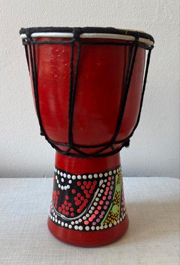 Percussie djembe trommel rood stiptechniek hout beschikbaar voor biedingen
