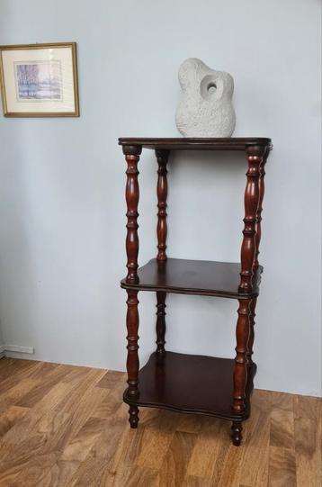 Vintage kastje plantentafel beschikbaar voor biedingen