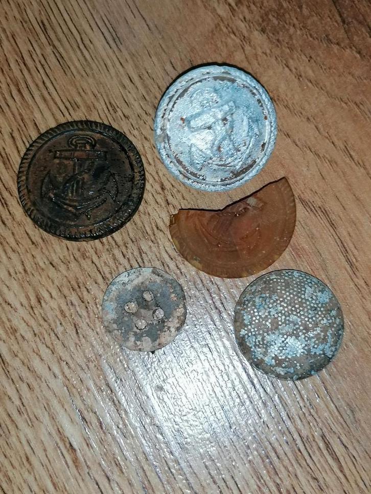 Kriegsmarine knoopjes glas alluminium bodemvondst, Verzamelen, Militaria | Tweede Wereldoorlog, Marine, Embleem of Badge, Duitsland