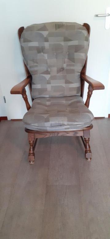 Stoel met hoge rugleuning...gratis afhalen. beschikbaar voor biedingen