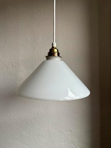 Vintage driehoek opaal opaline melkglas wit hanglampje glas beschikbaar voor biedingen