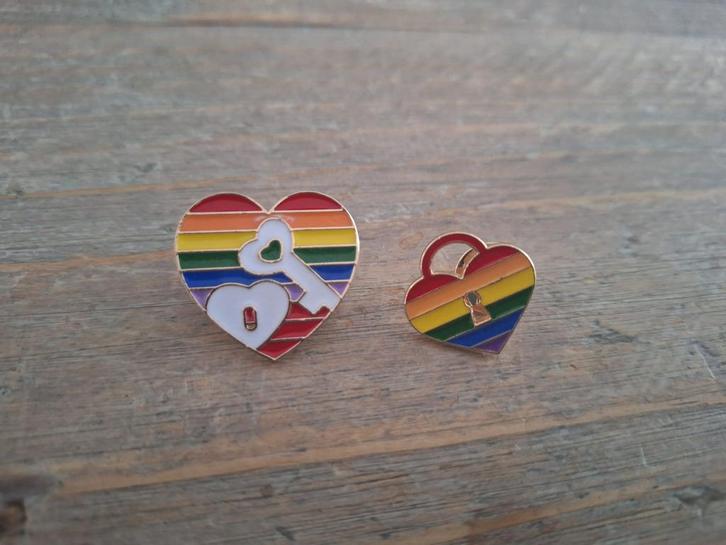 2 mooie kleurrijke regenboog pins te koop, Verzamelen, Speldjes, Pins en Buttons, Nieuw, Speldje of Pin, Overige onderwerpen, Ophalen of Verzenden
