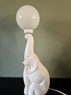 Vintage circus olifant tafellamp wit keramiek met bollamp, Ophalen of Verzenden, Gebruikt, Overige materialen, 50 tot 75 cm