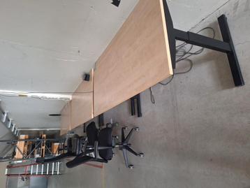3x buro en 5 stoelen