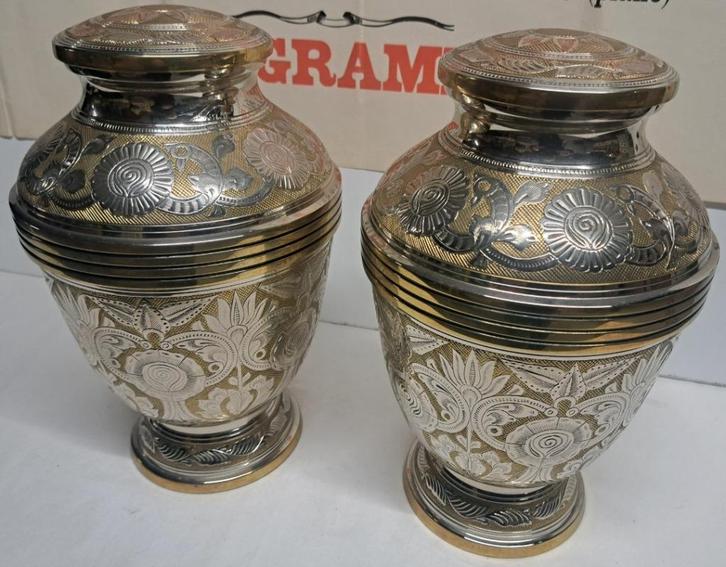 Asurnen, Prachtig gedetailleerde metalen urnen., Antiek en Kunst, Curiosa en Brocante, Ophalen