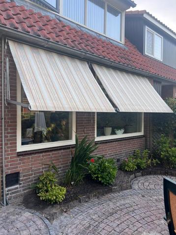 2 uitval zonneschermen 274 cm en 190 cm breed. Uitval 160cm. beschikbaar voor biedingen