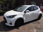 Toyota Yaris 1.5 Hybrid Active (bj 2021, automaat), Auto diversen, Schadeauto's, Automaat, Wit, Hybride Elektrisch/Benzine, Toyota