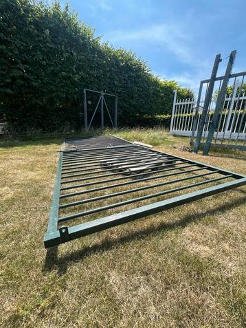 Dubbele groene draaipoort beschikbaar voor biedingen