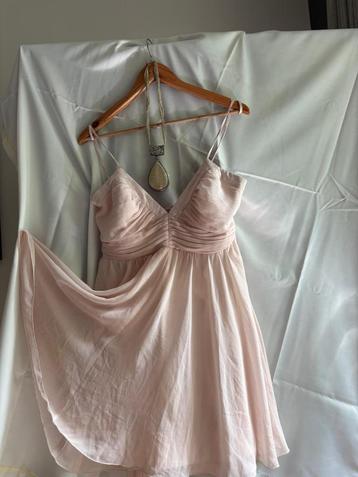 Lichtroze cocktailjurk van chiffon en satijn – Maat UK 12 /  beschikbaar voor biedingen