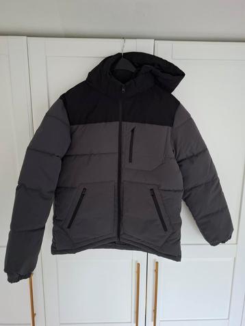 Nieuwe winterjas. Maat L. beschikbaar voor biedingen