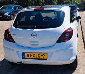 Opel Corsa 1.2 16V LPG 3D 2012 Wit, APK april 2026, airco beschikbaar voor biedingen