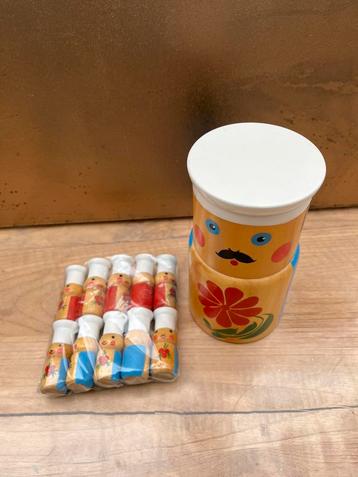 Oude houten pop met 10 kleine poppetjes beschikbaar voor biedingen