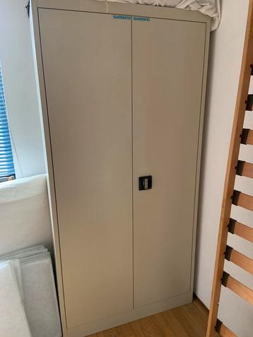 Stalen archief kast met slot beschikbaar voor biedingen