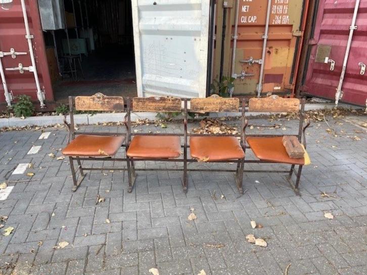 theater stoelen antiek 4 zits met nummer plaat € 50,00, Antiek en Kunst, Antiek | Meubels | Stoelen en Banken, Ophalen