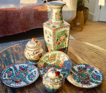 chinees porselein kavel. Vaas, borden, potten. Famille Rose beschikbaar voor biedingen