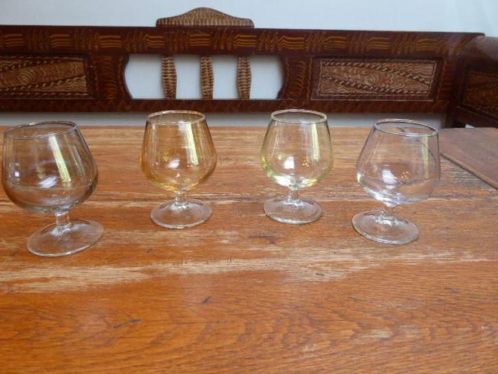 4 vintage borrelglaasjes, licht getint glas, Antiek en Kunst, Antiek | Glas en Kristal, Ophalen of Verzenden