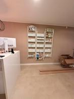 2 Lichtgrijze Verkooprekken Glazen Plankjes Pedicure salon, Ophalen, Gebruikt