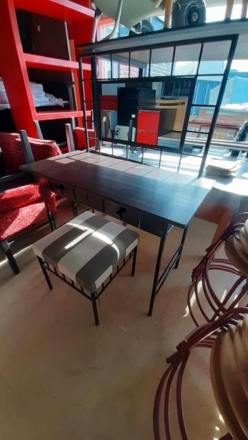 Kaptafel Jan Des Bouvrie met krukje beschikbaar voor biedingen