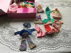Vintage barbie koffer met kleertjes, Verzamelen, Poppen, Ophalen of Verzenden, Zo goed als nieuw, Kleertjes