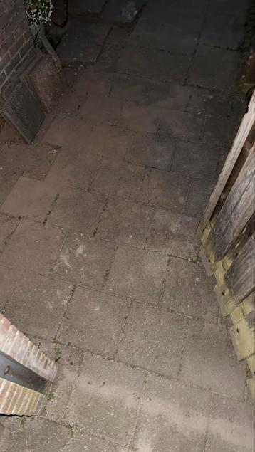 Tuintegels 30x30 ongeveer 7O stuks  beschikbaar voor biedingen