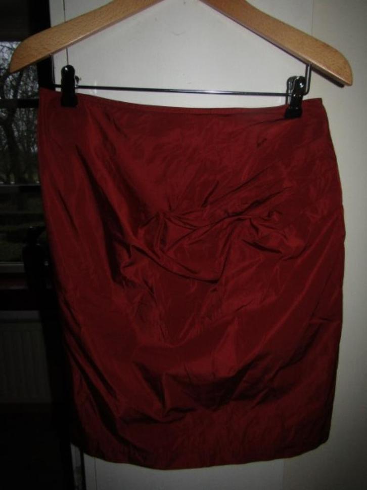 F1366 FIRST CHOICE mt 36-38 nieuw rok wijnrood gedrapeerd, Kleding | Dames, Rokken, Nieuw, Maat 36 (S), Rood, Knielengte, Verzenden