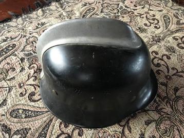 oude ijzeren brandweerhelm met hanenkam. beschikbaar voor biedingen