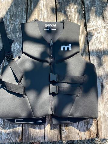 2 X Mistral Sup / Kano zwemvest M en L beschikbaar voor biedingen