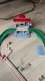 Brio Houten treinbaan met veel accessoires, geen troep., Ophalen, Zo goed als nieuw, Duw- of Trekspeelgoed