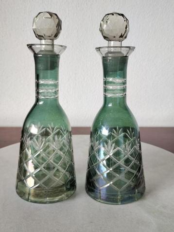 2 Antieke Groene  Handgemaakte Iriserende Karafjes beschikbaar voor biedingen