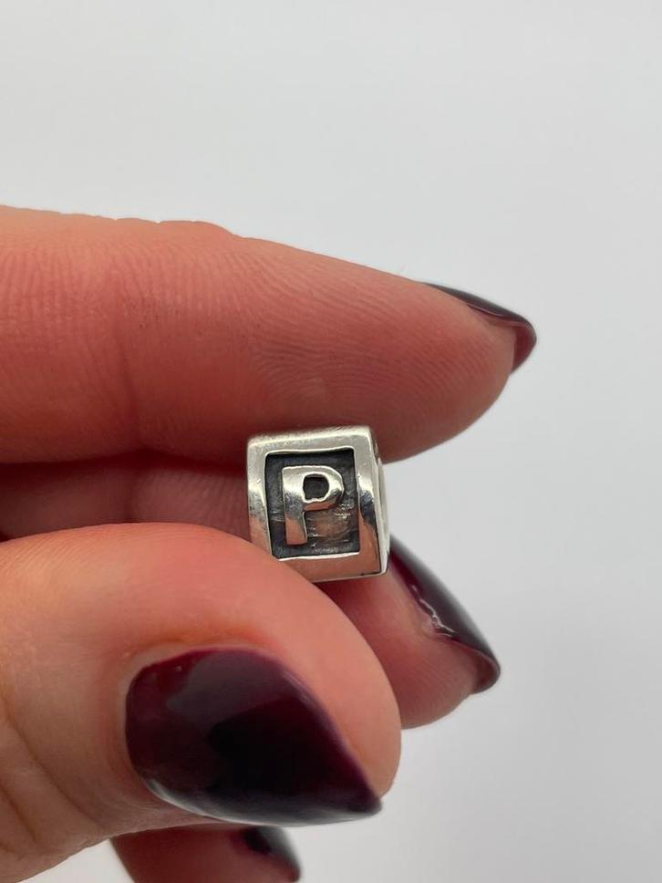 B298 Pandora zilveren bedel letter P, Sieraden, Tassen en Uiterlijk, Bedels, Pandora, Zilver, 1 bedel, Ophalen of Verzenden