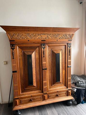 Massieve prachtige vintage kast beschikbaar voor biedingen