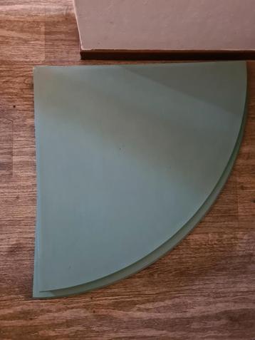 Hoekplanken, 60cm. 2 stuks beschikbaar voor biedingen