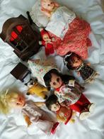 Diverse poppen / popjes / poppetjes met bed kast en tafeltje, Kinderen en Baby's, Speelgoed | Poppen, Overige typen, Gebruikt