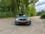 BMW 1-Serie 2.0 118I AUT 2006 Grijs, Auto's, 1995 cc, 4 cilinders, 129 pk, 650 kg