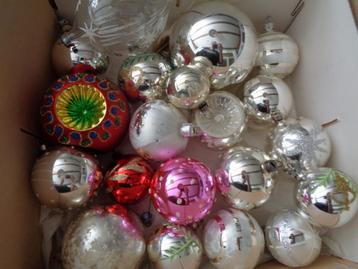 doos vol met diversen vintage kerstballen van glas beschikbaar voor biedingen