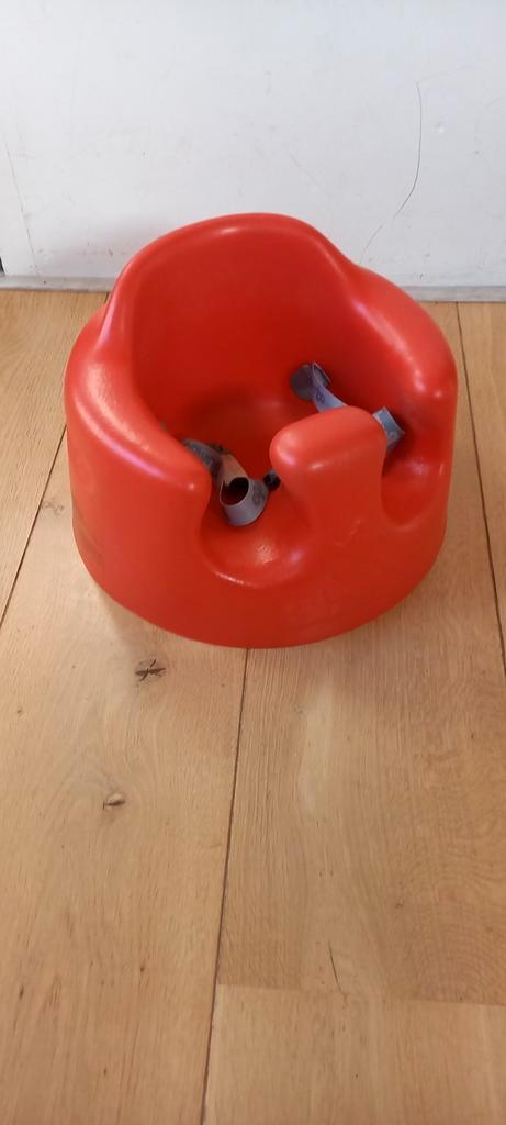 Bumbo seat stoeltje rood met eettafel, Kinderen en Baby's, Kinderstoelen, Zo goed als nieuw, Overige typen, Ophalen of Verzenden
