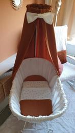 Witte rotan wieg met stalen frame., Kinderen en Baby's, Babywiegjes en Ledikanten, Ophalen, Gebruikt, Wieg