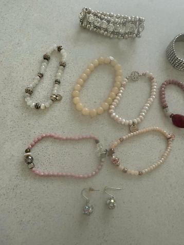 Diverse armbanden en oorbellen set beschikbaar voor biedingen
