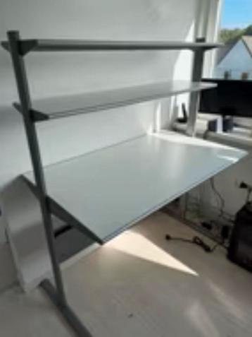 IKEA Bureau met planken beschikbaar voor biedingen
