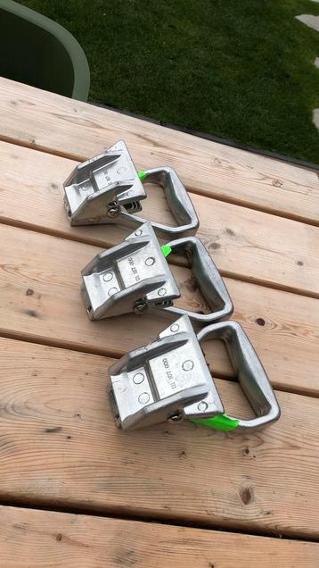 Tapijttrekkers beschikbaar voor biedingen