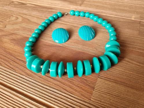 Mooie vintage kunststof dames ketting met oorbellen emerald, Sieraden, Tassen en Uiterlijk, Kettingen, Gebruikt, Kunststof, Groen
