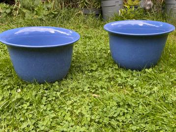 2 grote lavendelblauwe bloempotten, aardewerk beschikbaar voor biedingen