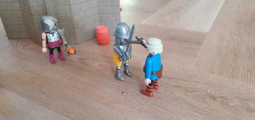 Diverse playmobil ridders met accessoires  beschikbaar voor biedingen