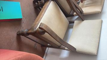 2 antieke stoelen  beschikbaar voor biedingen