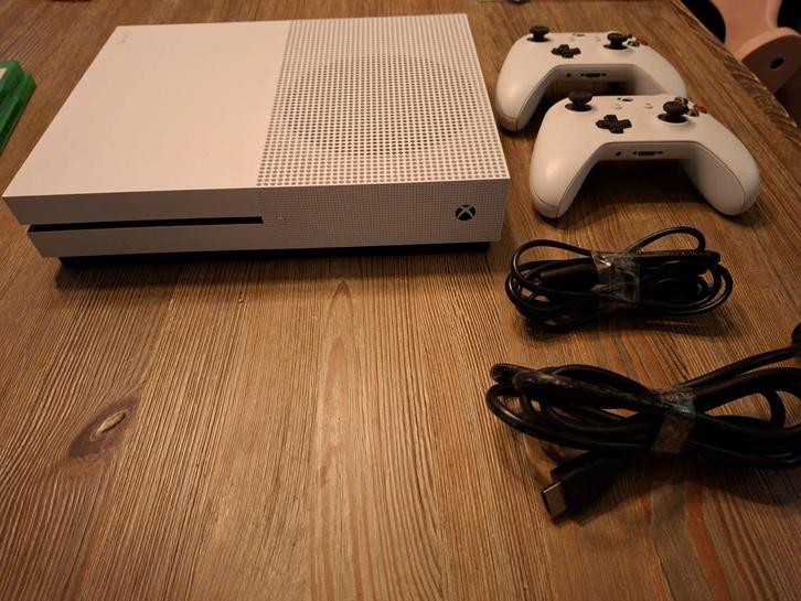 Xbox One S met 2 controllers + 17 games!, Spelcomputers en Games, Spelcomputers | Xbox One, Gebruikt, Xbox One S, 500 GB, Met 2 controllers