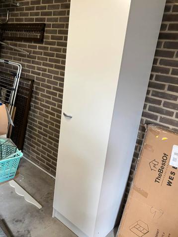 Kast beschikbaar voor biedingen