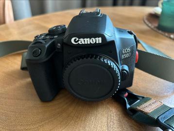 Canon EOS 850 D body met peak design cameraband beschikbaar voor biedingen