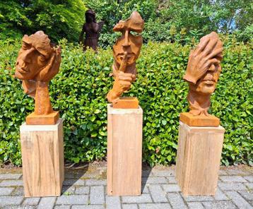 De grote gietijzeren beelden horen zien zwijgen binnen. beschikbaar voor biedingen